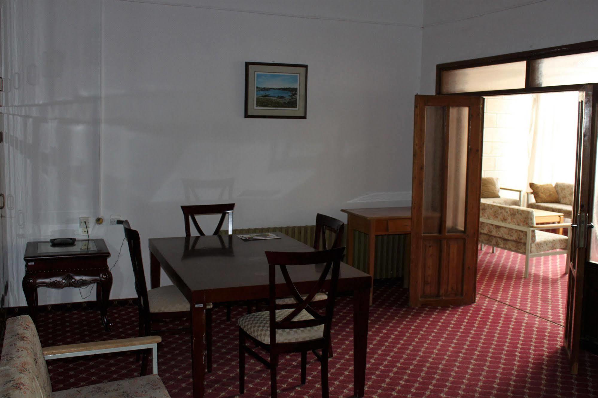 St Andrew'S Guesthouse - Ramallah Bagian luar foto